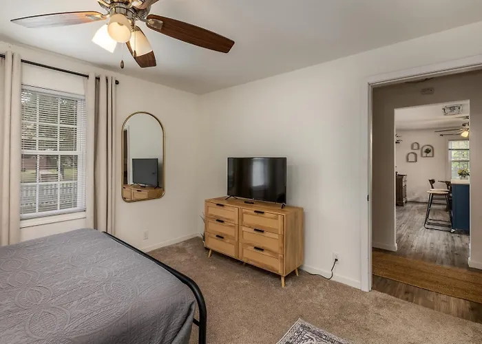 Walkable 2br In Downtown *